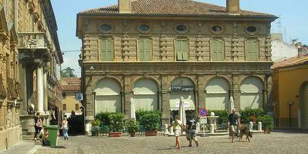Piazza Canossa