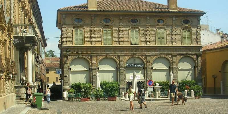 Piazza Canossa
